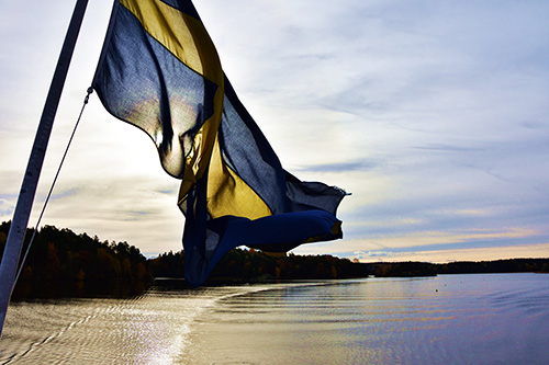 Water, sunset, Swedish flag. Photo: Anna Leso