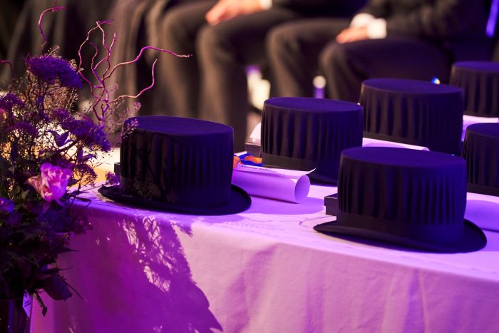 doktorshattar på ett bord