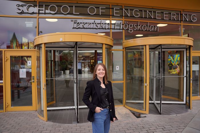 kvinna utanför entré