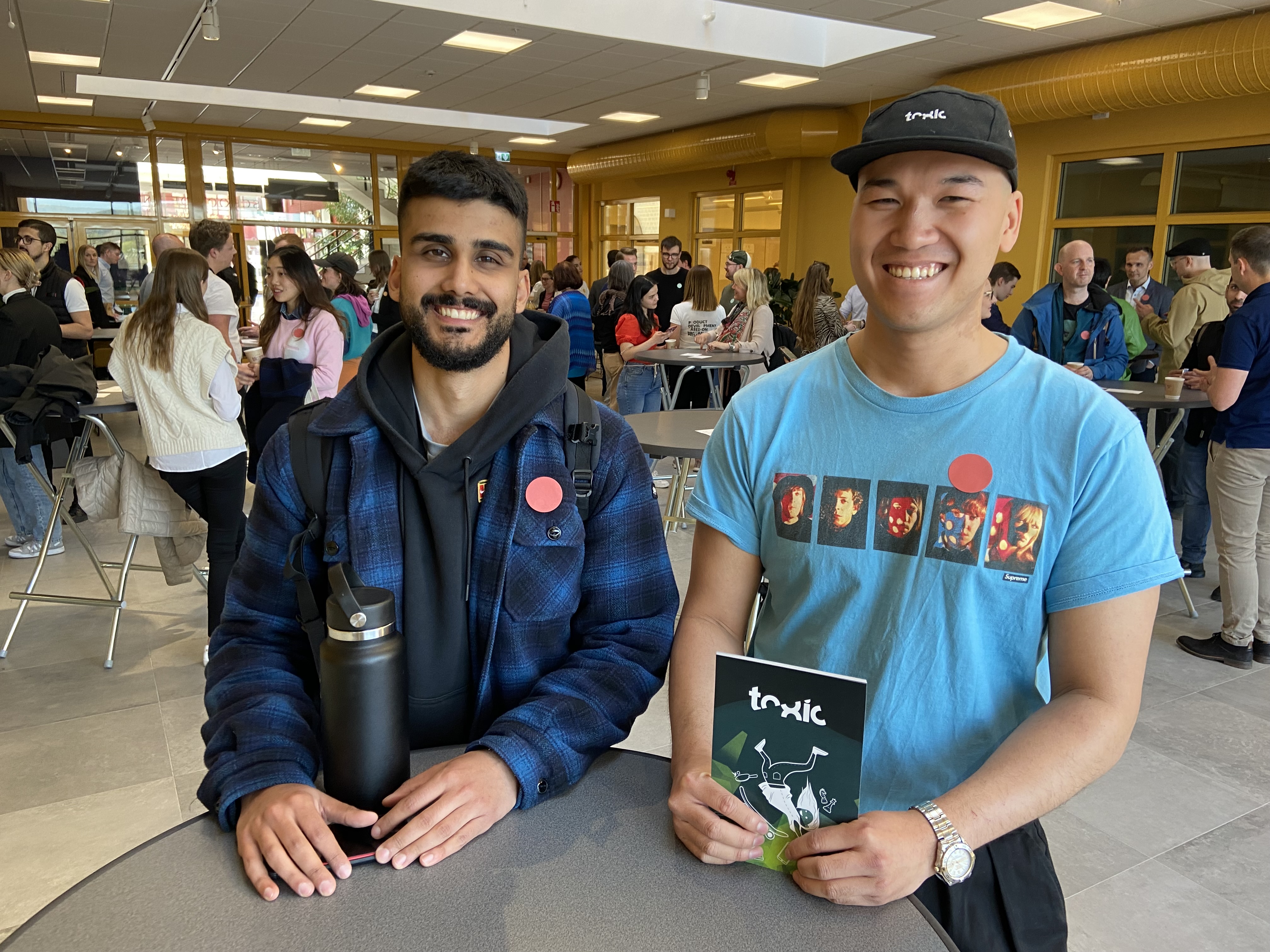 David Mansourian (to the left), student at JTH next to Johan Huynh, system developer at Toxic.