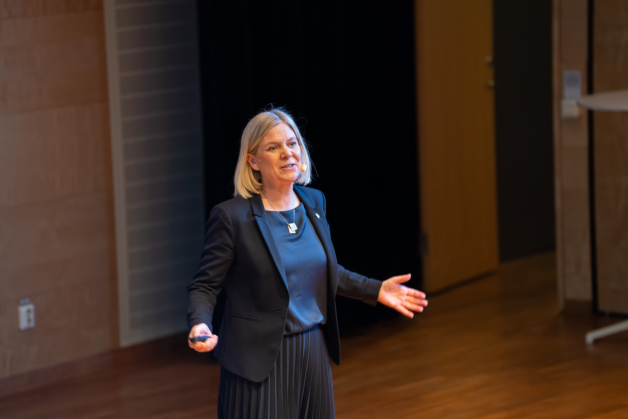 Foto på Magdalena Andersson (s) under föreläsning på JU.