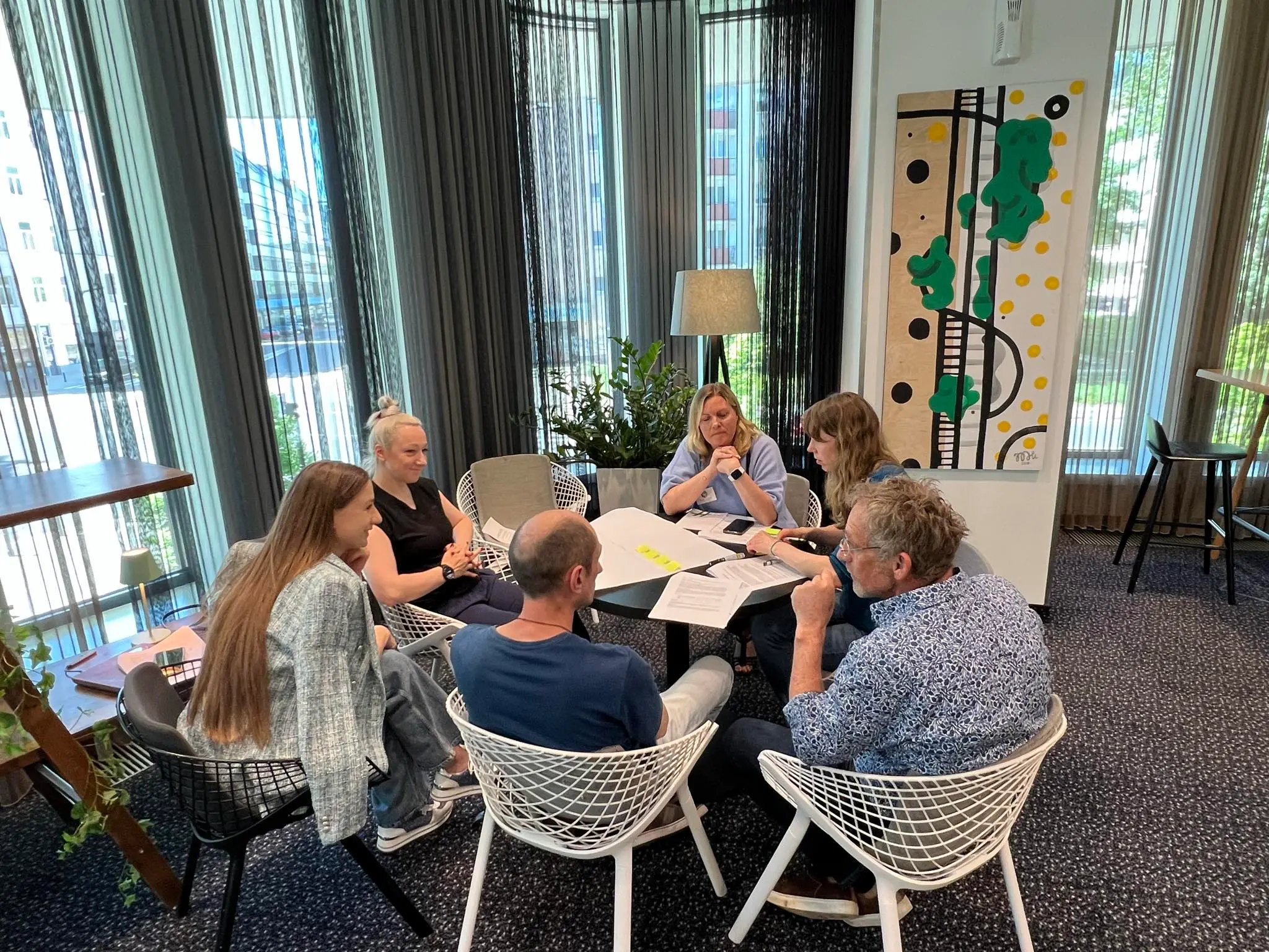 En grupp människor sitter och diskuterar kunskapsbehoven i Ukraina.