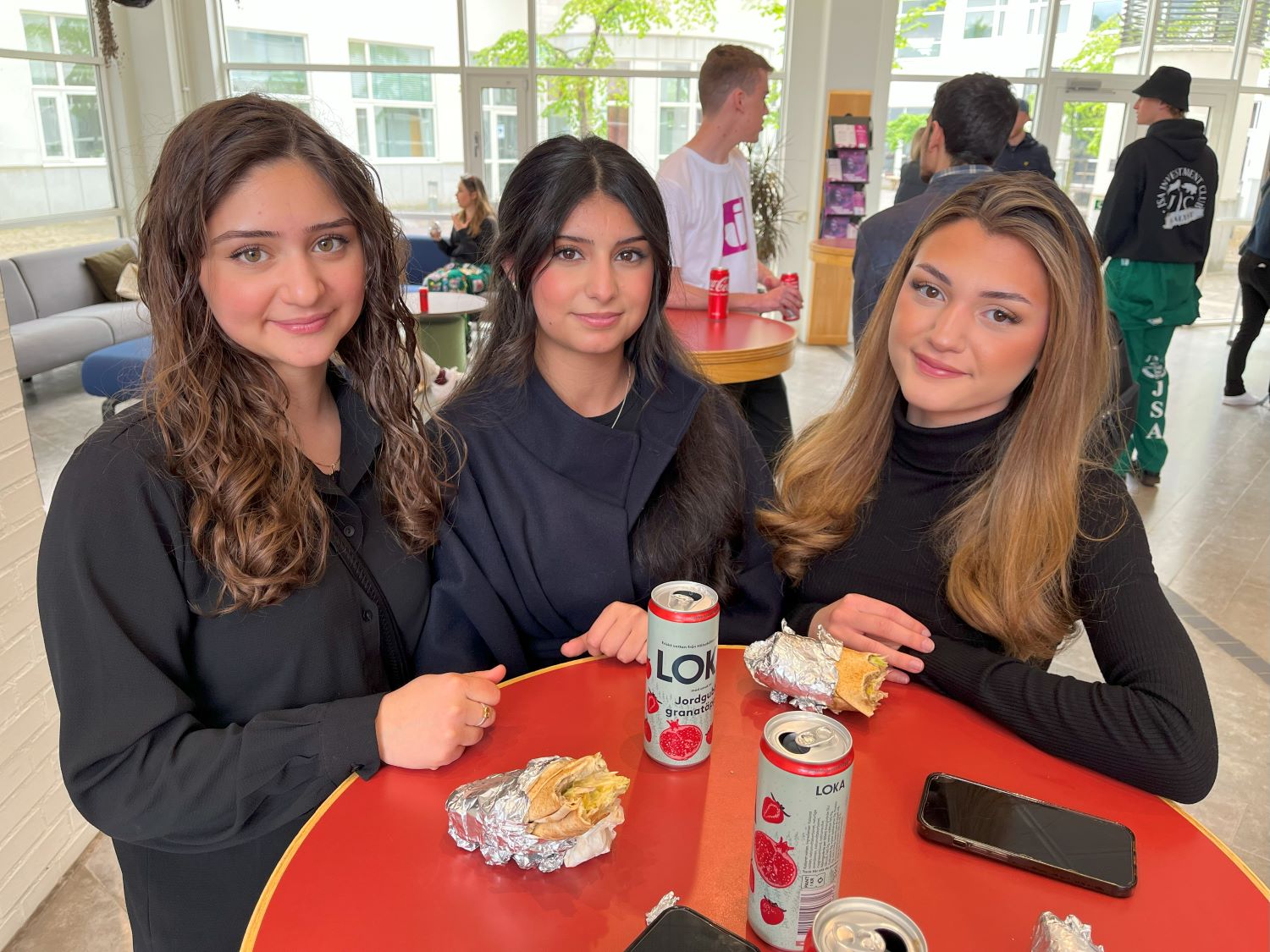 Anahit Avoyan (on the left) and Leona Selymy (on the right) from Jönköping and Elam Khorze from Eksjö.