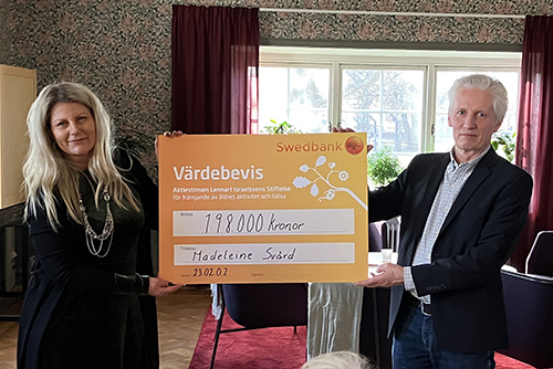 Madeleine Svärd received the cheque from Kjell Klasson to the project "Music to Remember".