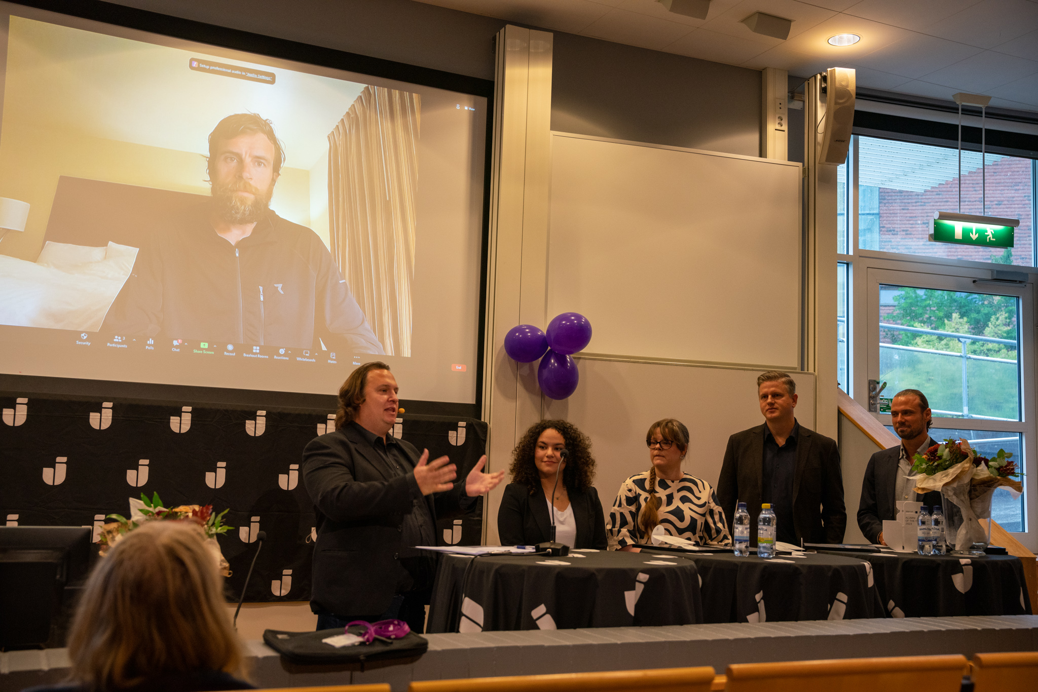 Enhetschefen vid studentstöd på JU och pristagarna deltar i en diskussionspanel under ceremonin.