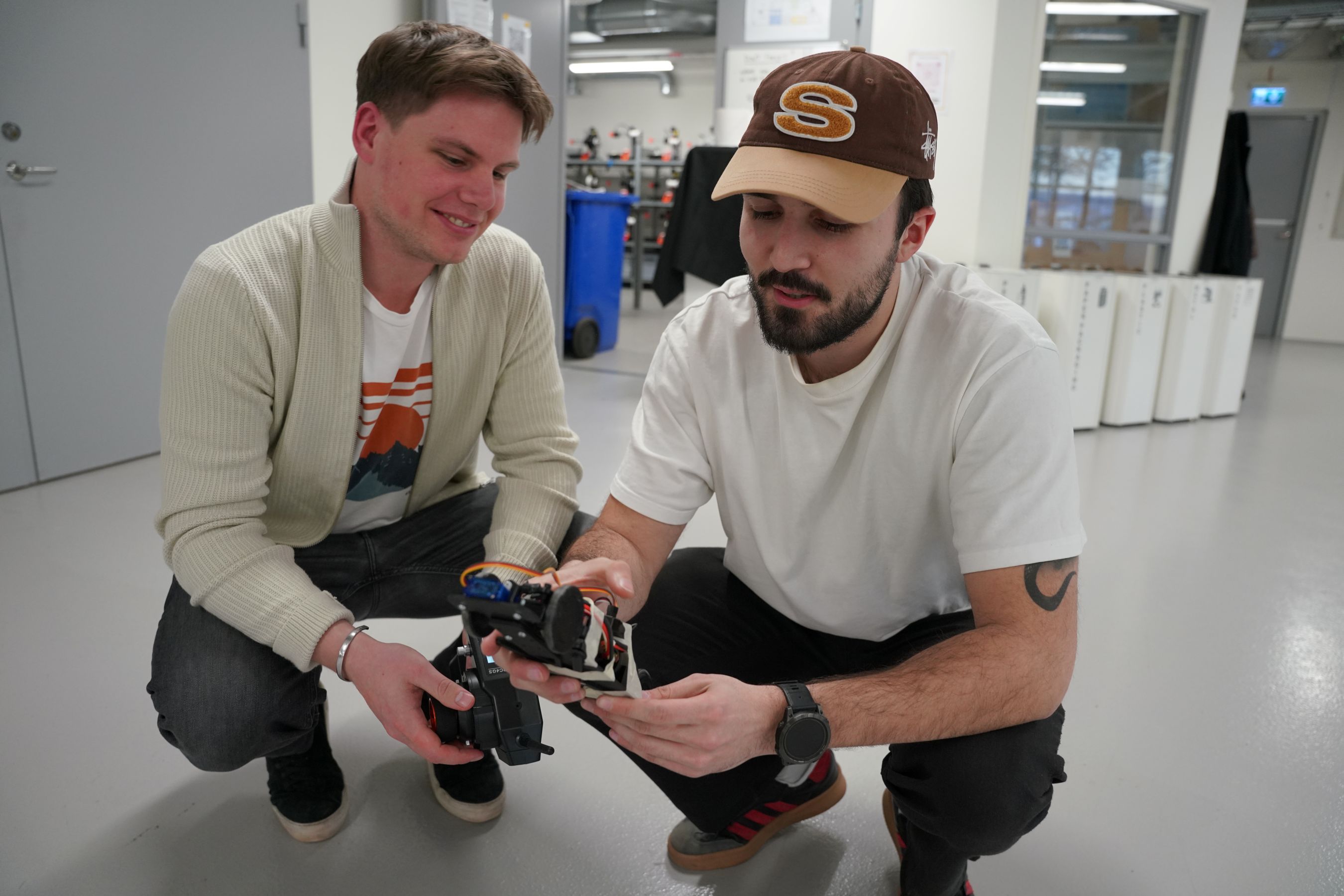 Två killar och en radiostyrd bil.