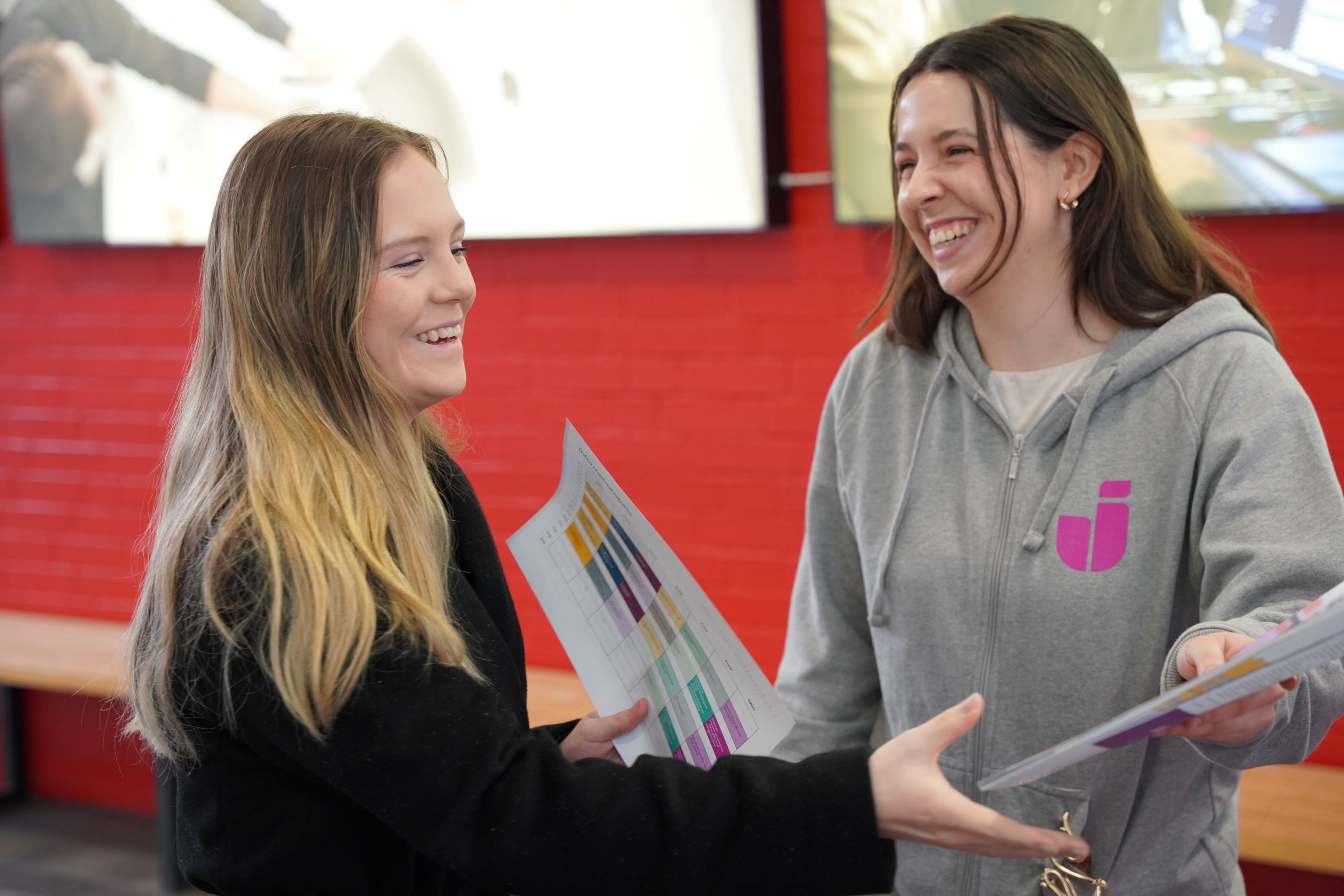 två tjejer som skrattar